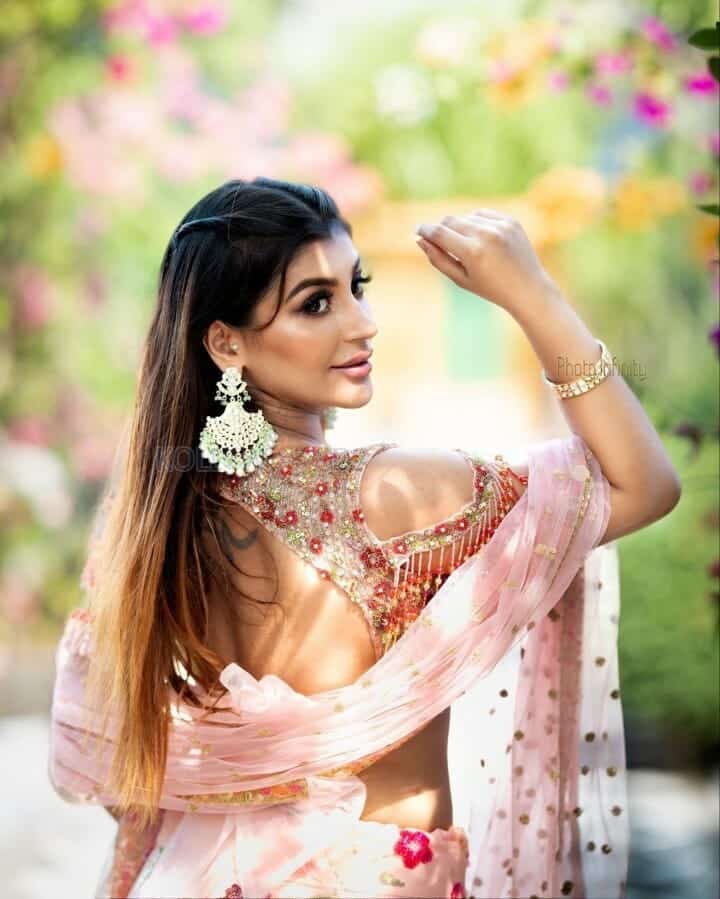 Tamil Actress Yashika Aannand Spicy Photos 08