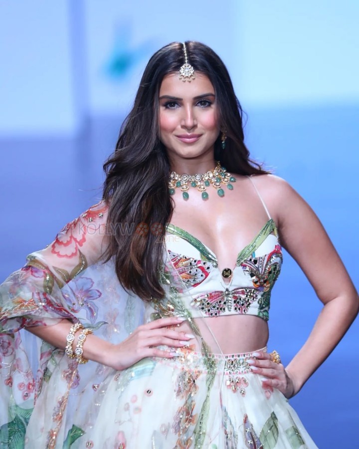 Tara Sutaria Rampwalk at the Lakme Fashion Week Photos 03