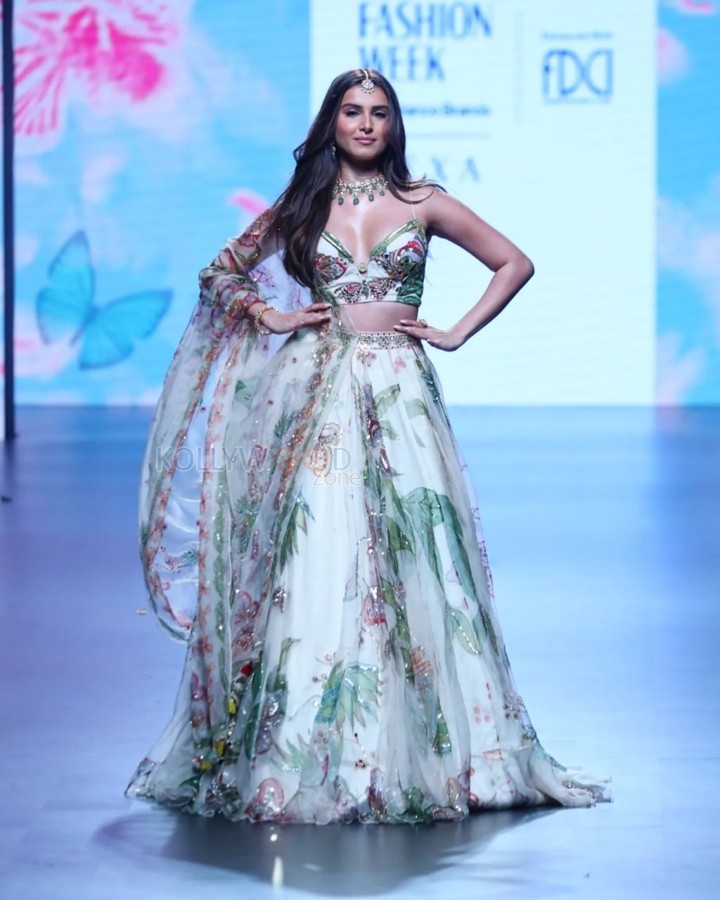 Tara Sutaria Rampwalk at the Lakme Fashion Week Photos 04