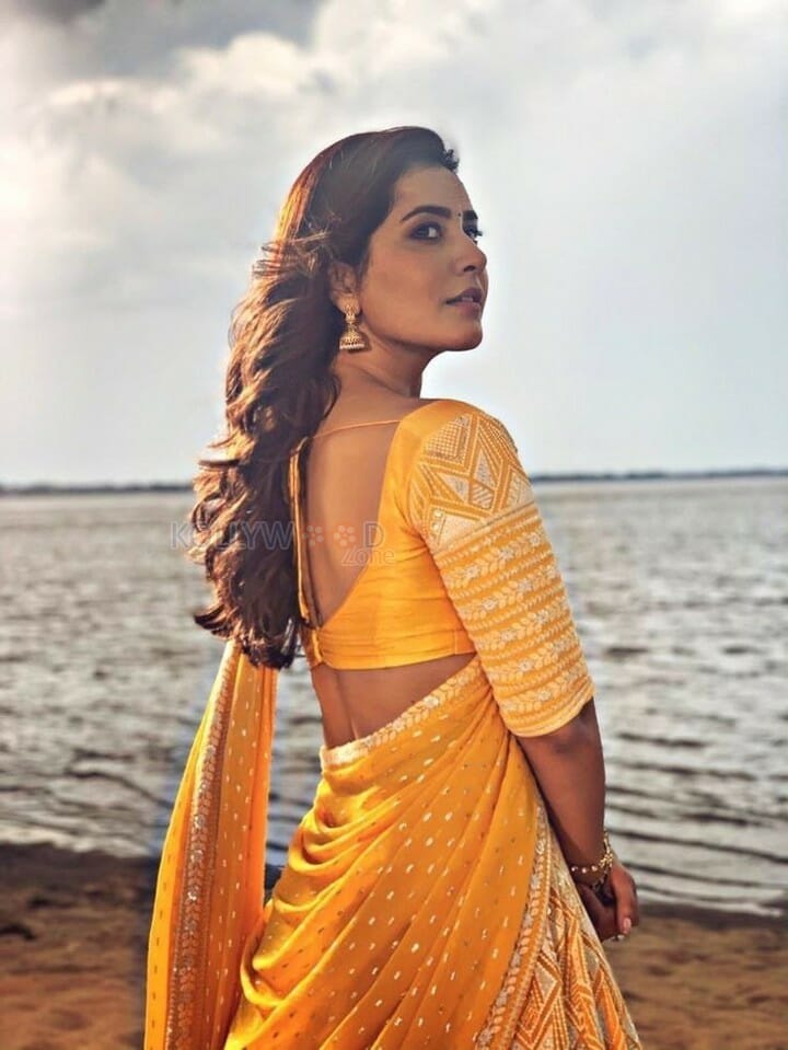 Telugu Actress Raashi Khanna Yellow Dress Pictures