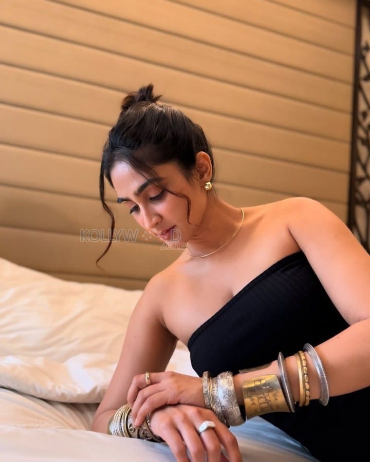 Thaanara Actress Deepti Sati in a Black Strapless Mid Length Midi Dress Pictures 02