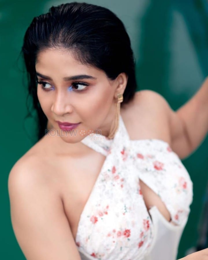 The Night Actress Sakshi Agarwal Classy Pictures 03