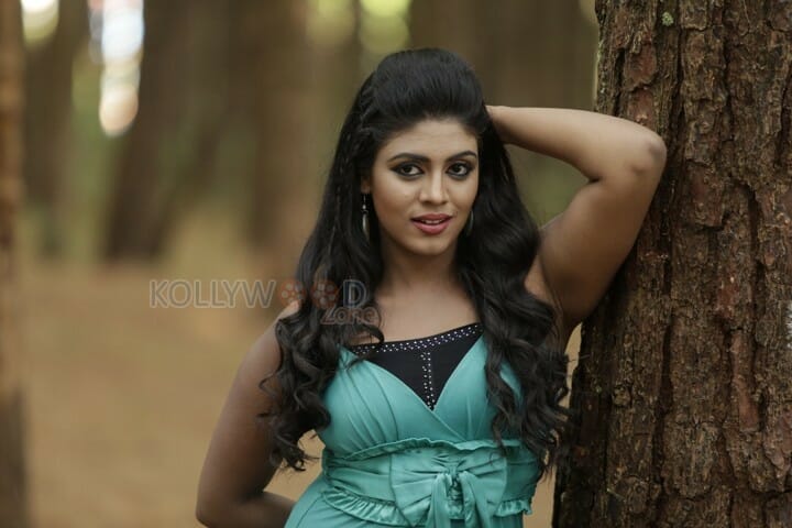 Thiraikku Varadha Kadhai Movie Heroine Iniya Pictures