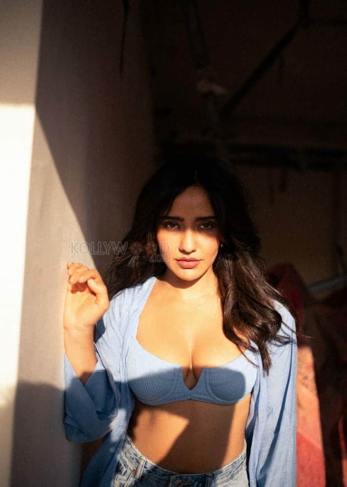 Thoda Thoda Pyaar Actress Neha Sharma Sexy Hot Cleavage Pictures 03