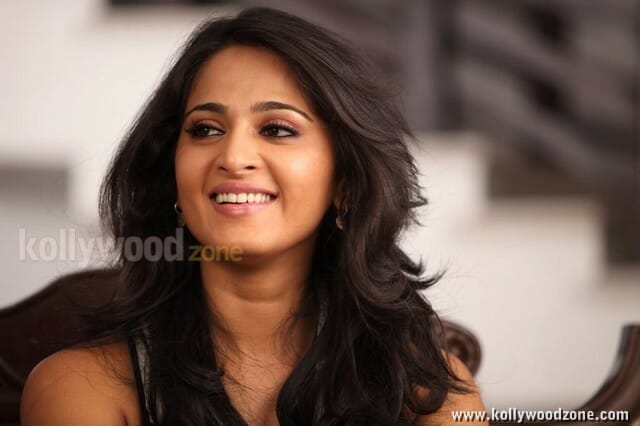 Thulli Ezhunthathu Kadhal Anushka Shetty Photos