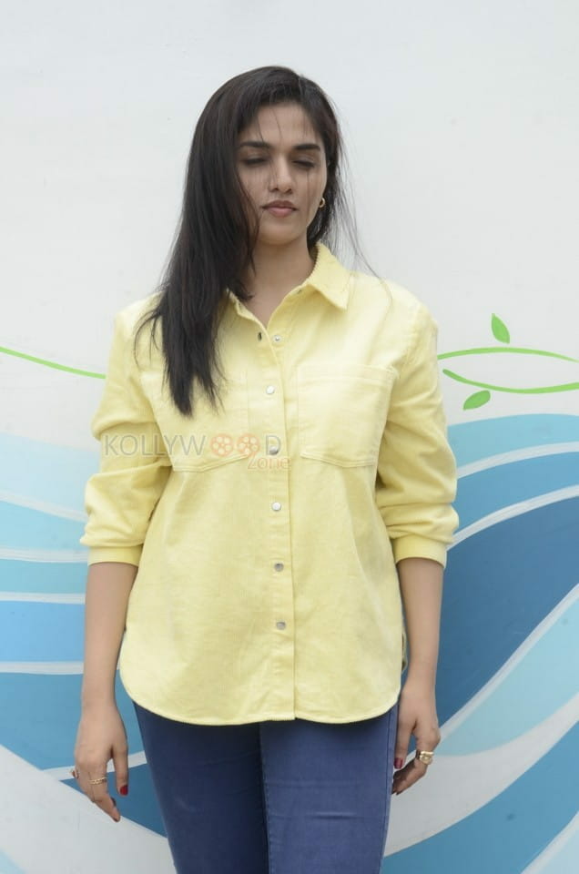 Tollywood Heroine Sunaina Interview Pictures