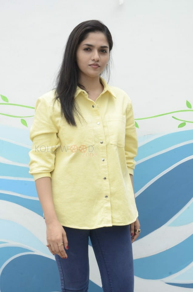 Tollywood Heroine Sunaina Interview Pictures