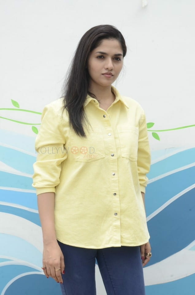 Tollywood Heroine Sunaina Interview Pictures