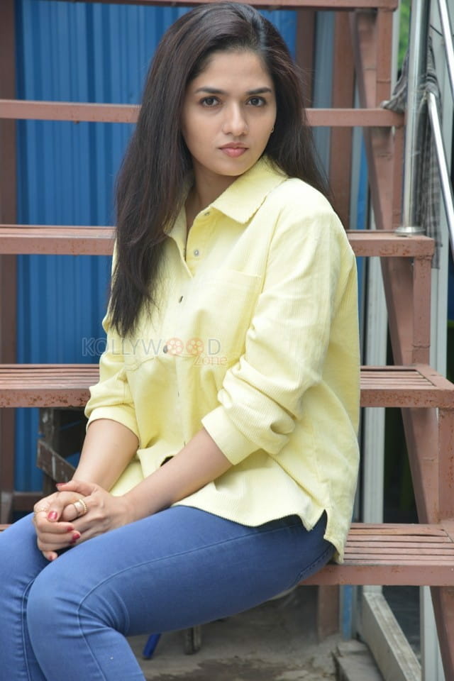 Tollywood Heroine Sunaina Interview Pictures