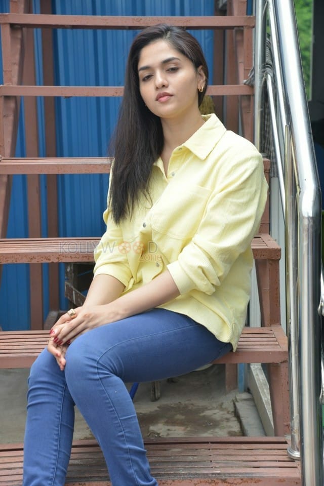 Tollywood Heroine Sunaina Interview Pictures