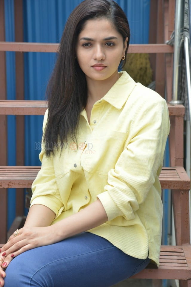 Tollywood Heroine Sunaina Interview Pictures