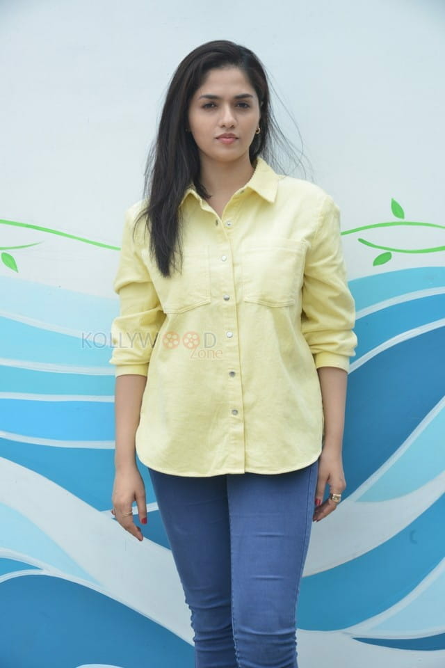 Tollywood Heroine Sunaina Interview Pictures