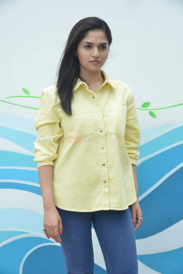 Tollywood Heroine Sunaina Interview Pictures