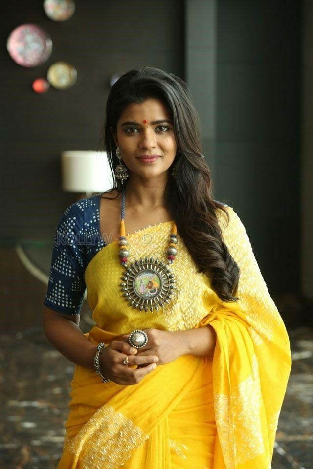 Vada Chennai Heroine Aishwarya Rajesh Yellow Saree Photos