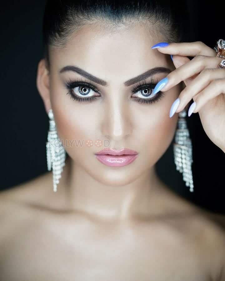 Waltair Veerayya Heroine Urvashi Rautela Sexy Photos 03