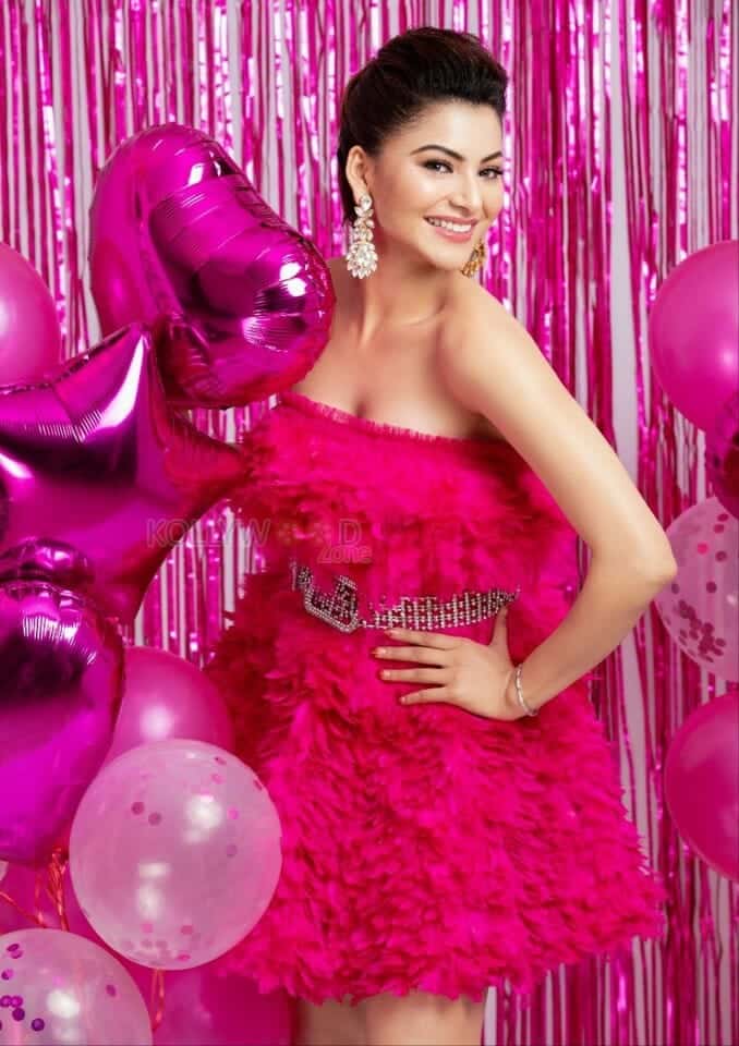 Waltair Veerayya Heroine Urvashi Rautela Sexy Photos 04