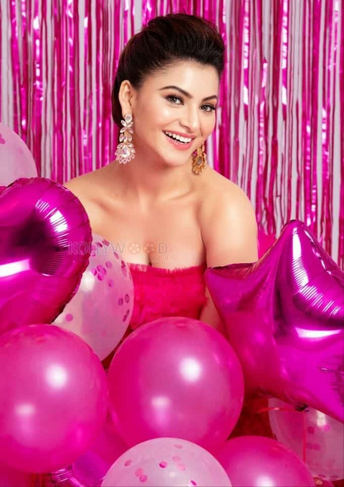 Waltair Veerayya Heroine Urvashi Rautela Sexy Photos 07