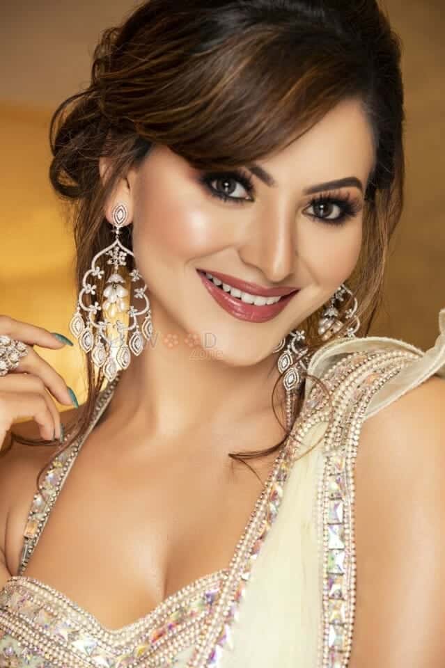 Waltair Veerayya Heroine Urvashi Rautela Sexy Photos 09
