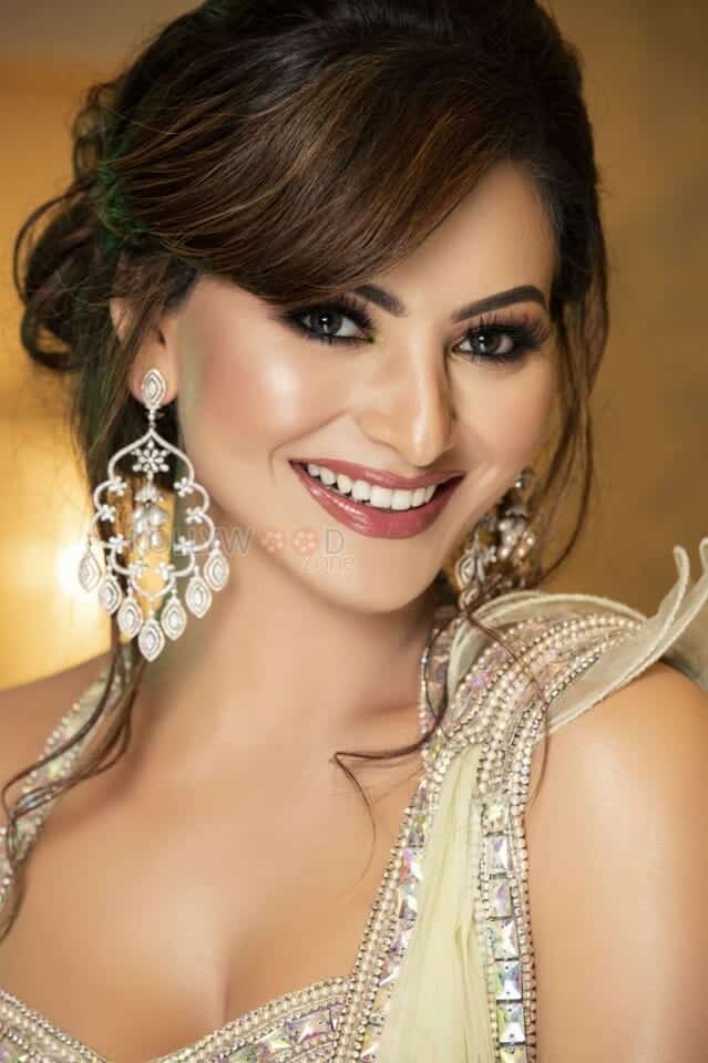 Waltair Veerayya Heroine Urvashi Rautela Sexy Photos 10