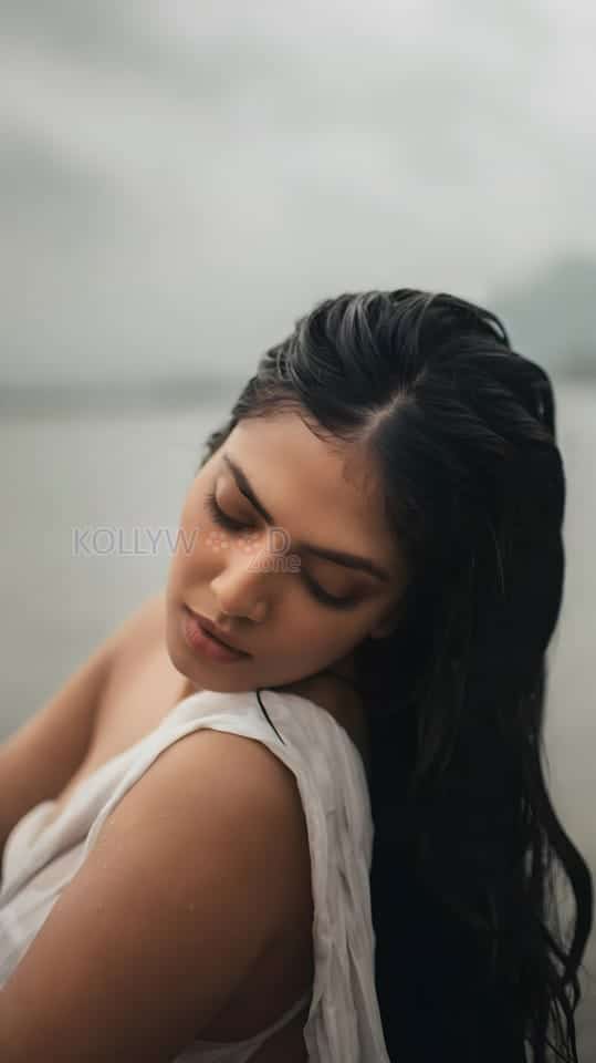 Wet and Wild Malavika Mohanan Hot Photos 10