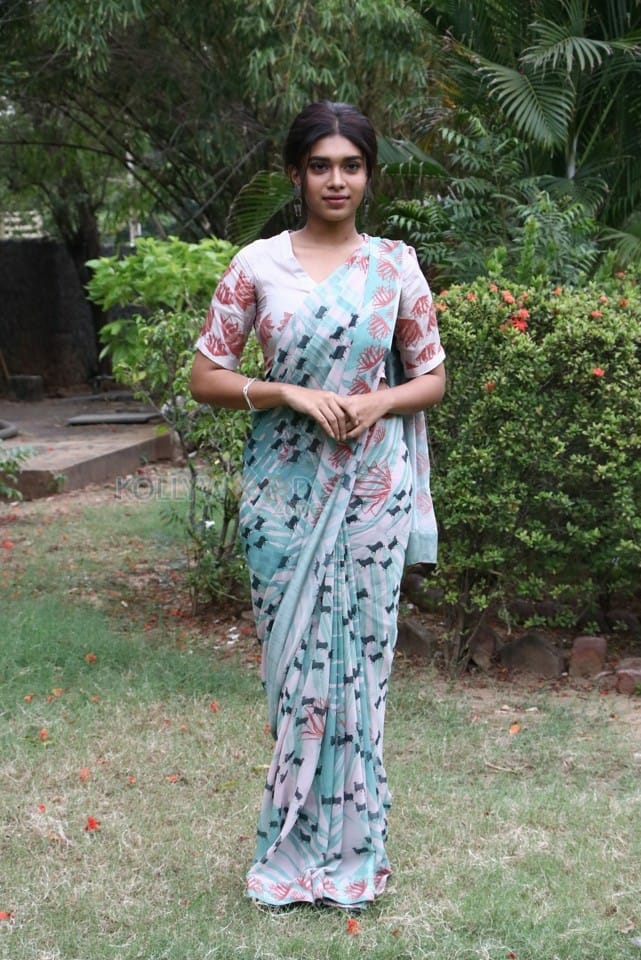 Actress Dushara Vijayan At Bodhai Yeri Budhi Maari Press Meet Photos