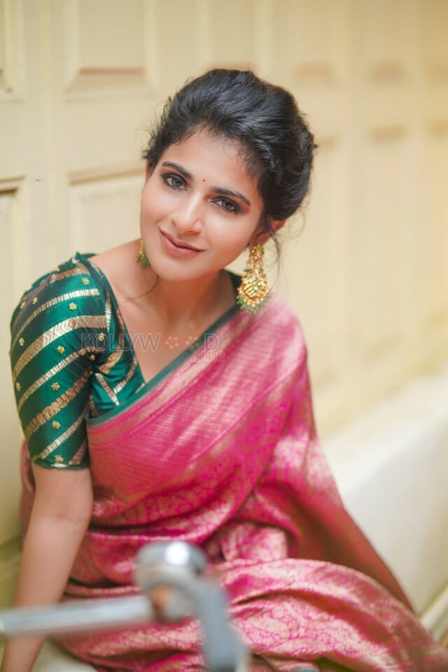 Actress Iswarya Menon Stunning Saree Photo Shoot Pictures