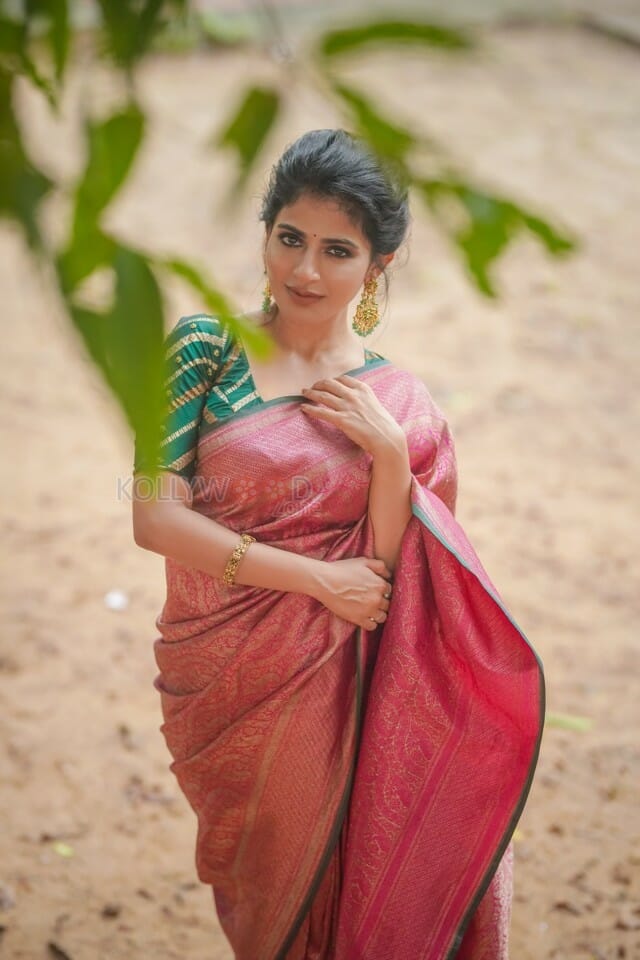 Actress Iswarya Menon Stunning Saree Photo Shoot Pictures