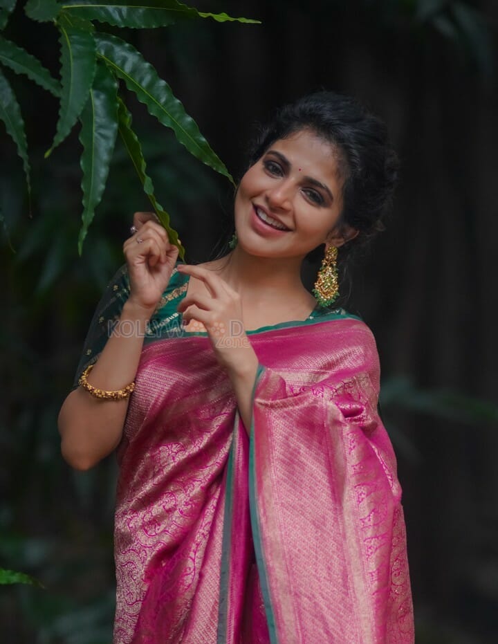 Actress Iswarya Menon Stunning Saree Photo Shoot Pictures