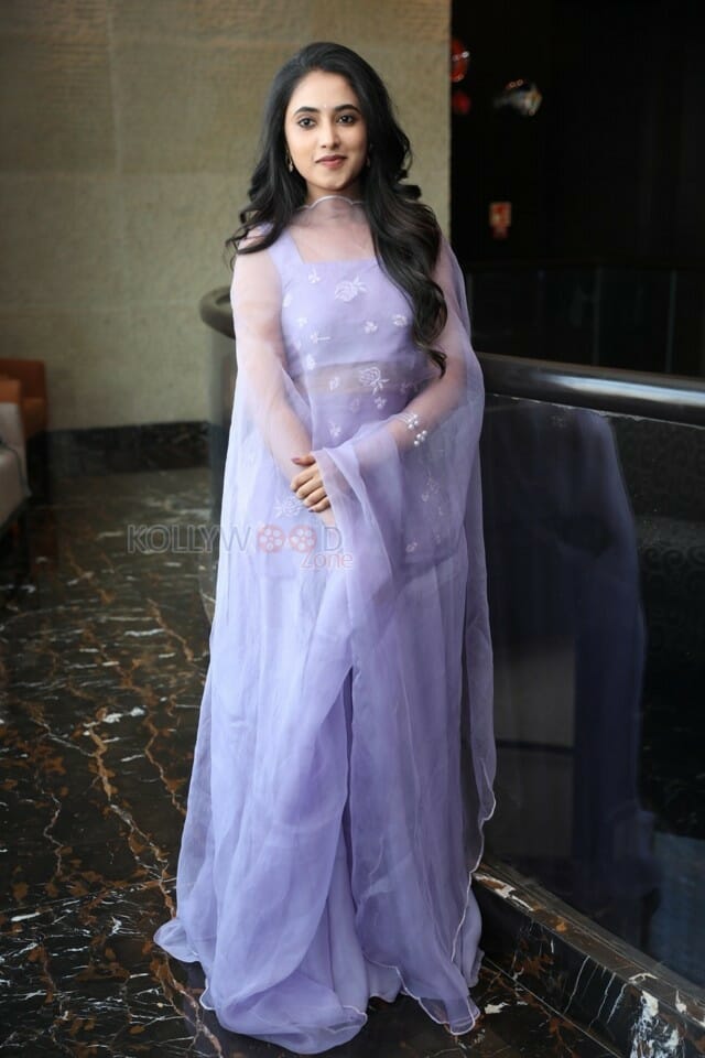 Actress Priyanka Arul Mohan New Photoshoot Pictures