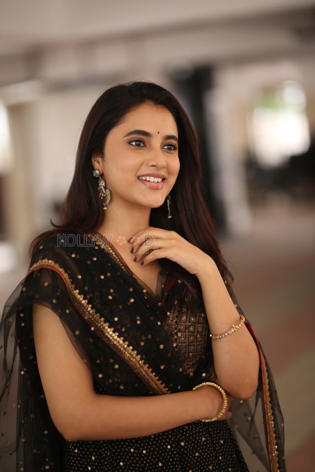 Actress Priyanka Arul Mohan at OG Interview Photos 03