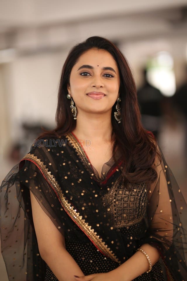 Actress Priyanka Arul Mohan at OG Interview Photos 05