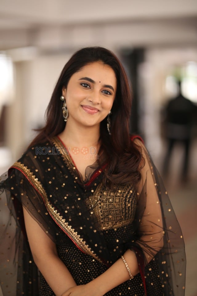Actress Priyanka Arul Mohan at OG Interview Photos 06