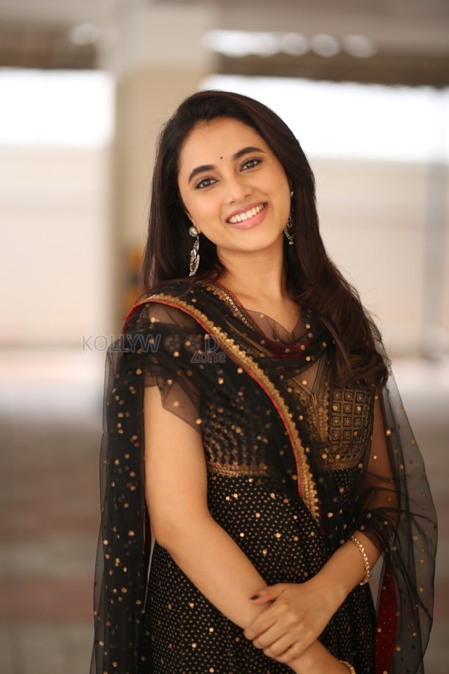 Actress Priyanka Arul Mohan at OG Interview Photos 12