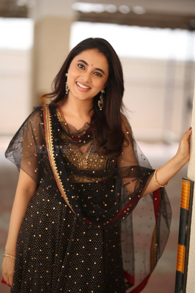 Actress Priyanka Arul Mohan at OG Interview Photos 13