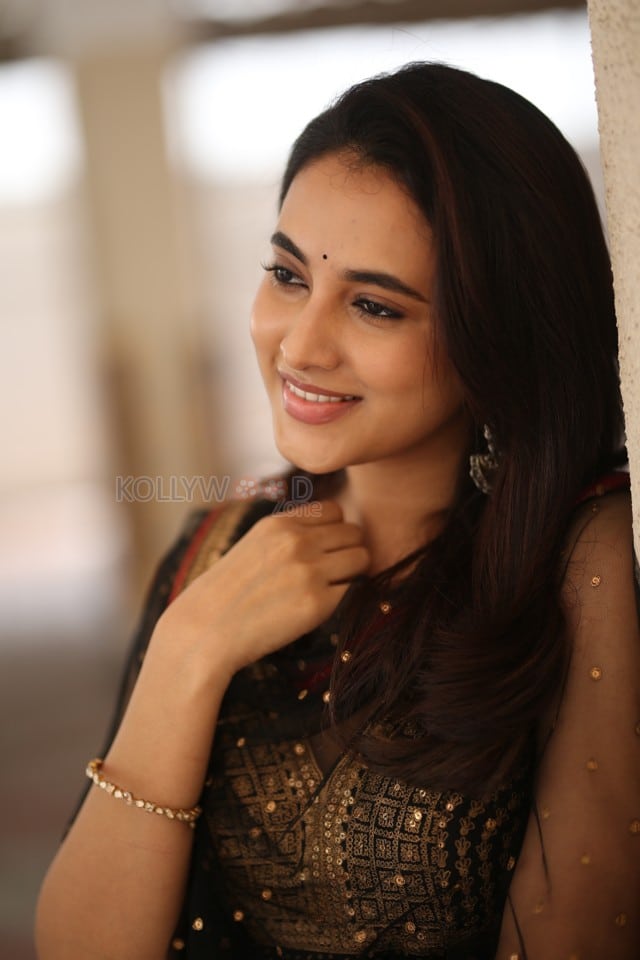 Actress Priyanka Arul Mohan at OG Interview Photos 18
