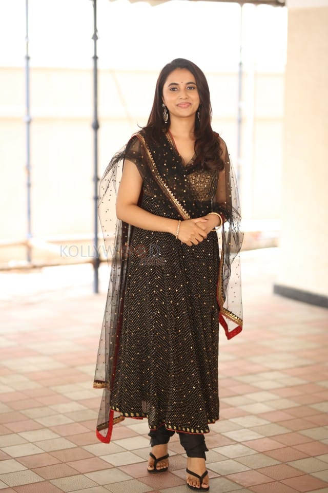 Actress Priyanka Arul Mohan at OG Interview Photos 21