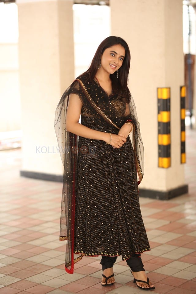 Actress Priyanka Arul Mohan at OG Interview Photos 23