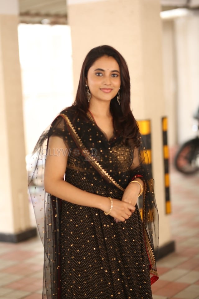 Actress Priyanka Arul Mohan at OG Interview Photos 25