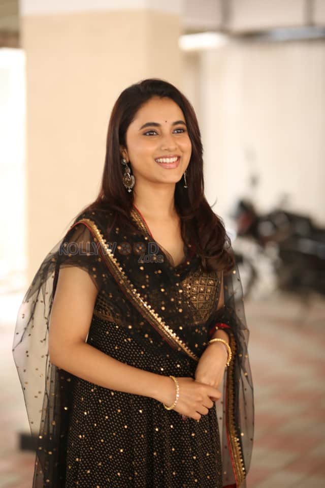 Actress Priyanka Arul Mohan at OG Interview Photos 26