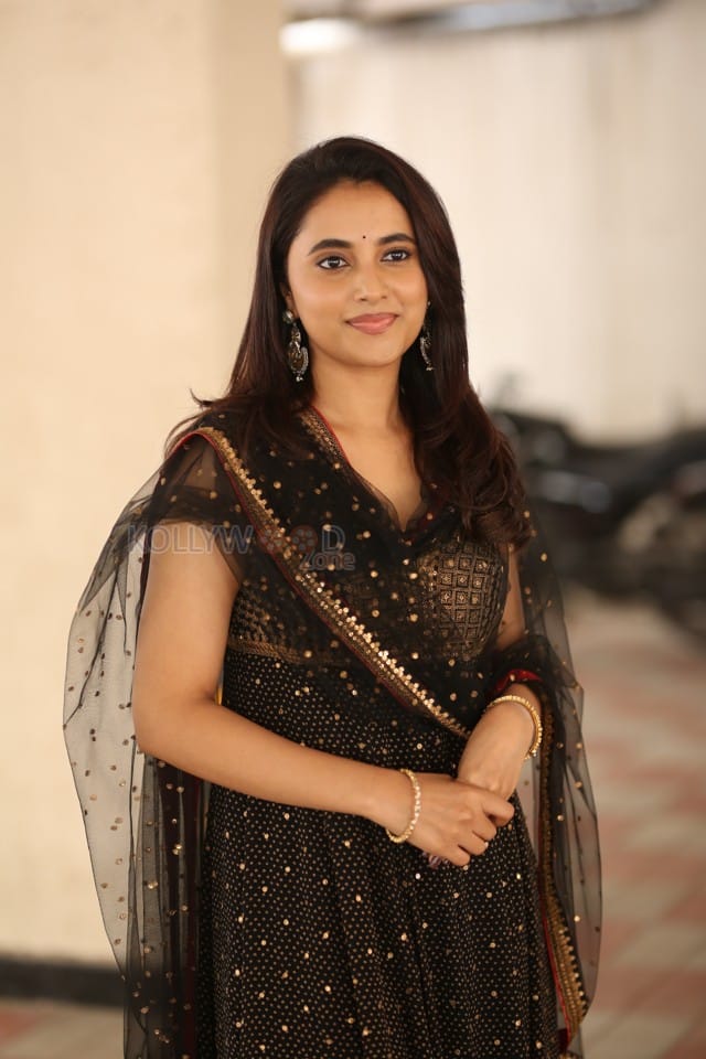 Actress Priyanka Arul Mohan at OG Interview Photos 27