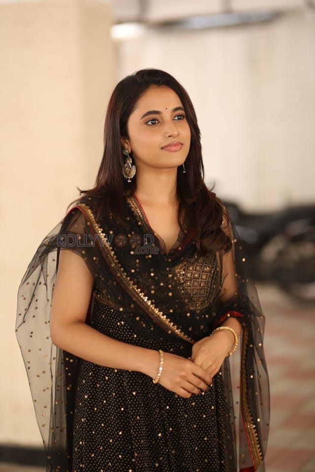 Actress Priyanka Arul Mohan at OG Interview Photos 28