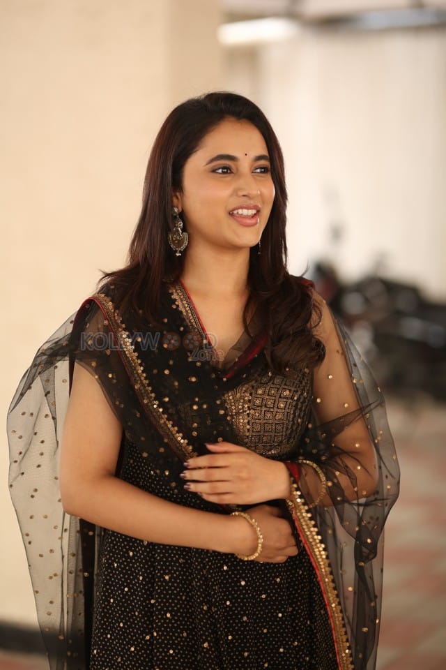 Actress Priyanka Arul Mohan at OG Interview Photos 31