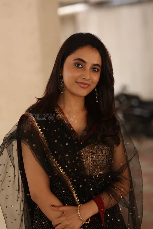 Actress Priyanka Arul Mohan at OG Interview Photos 32