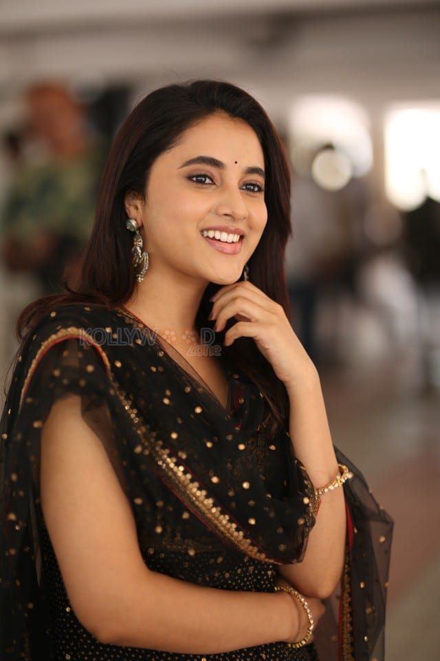 Actress Priyanka Arul Mohan at OG Interview Photos 35