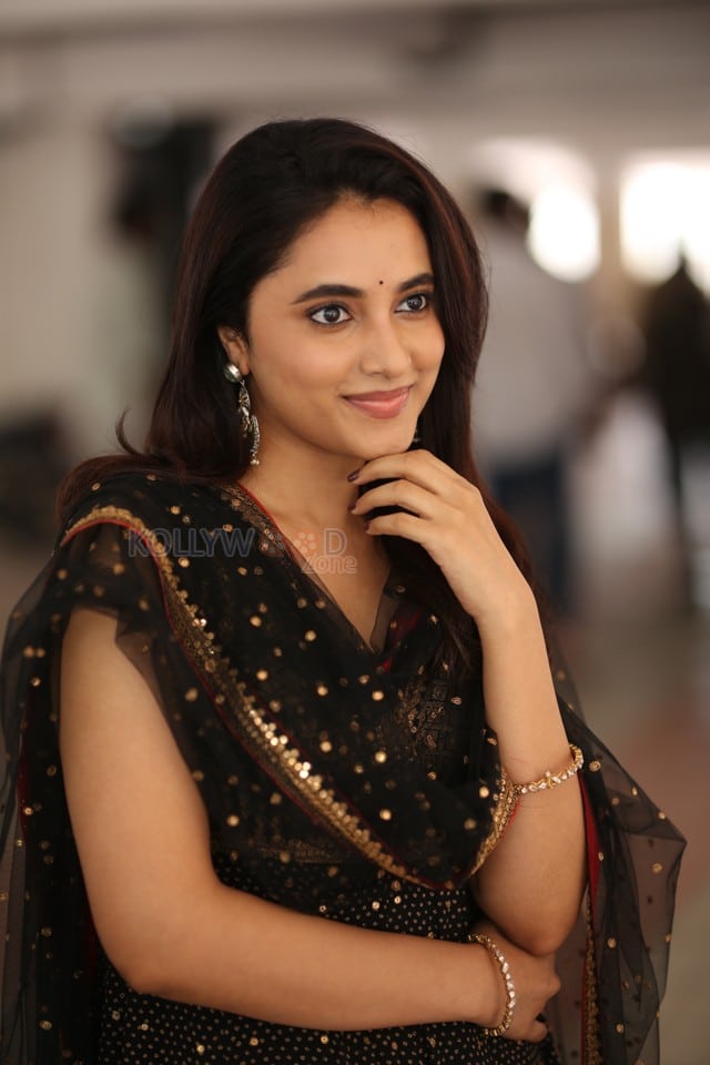Actress Priyanka Arul Mohan at OG Interview Photos 37