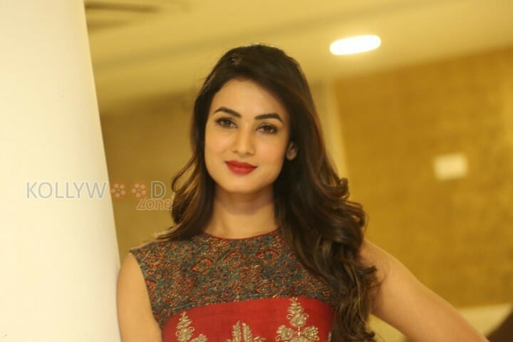 Actress Sonal Chauhan New Pictures