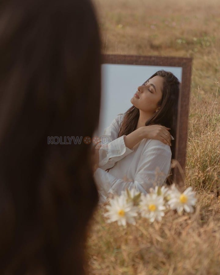 Amazing Priyanka Arul Mohan Stylish Mirror Photoshoot Pictures 03