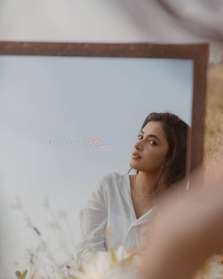 Amazing Priyanka Arul Mohan Stylish Mirror Photoshoot Pictures 05