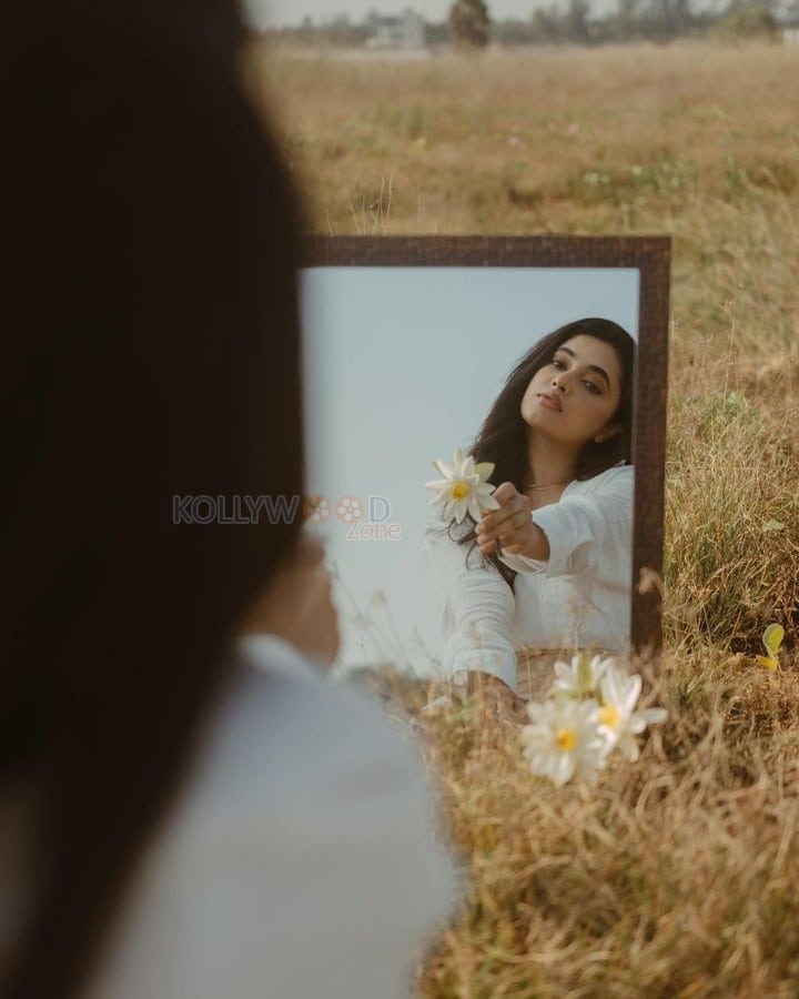 Amazing Priyanka Arul Mohan Stylish Mirror Photoshoot Pictures 06