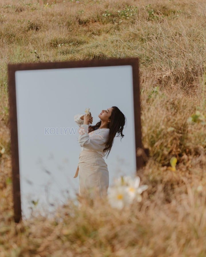 Amazing Priyanka Arul Mohan Stylish Mirror Photoshoot Pictures 07